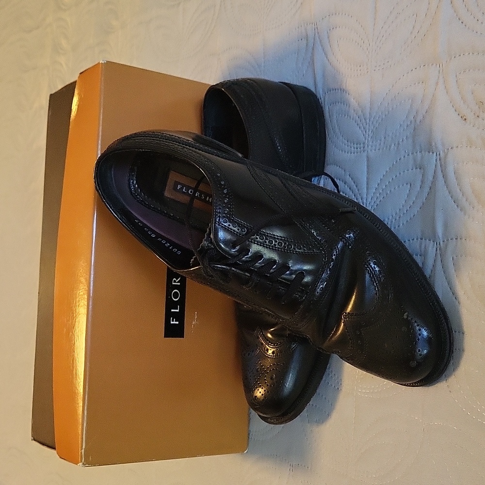 Size 9 Black Florsheim dress shoe
